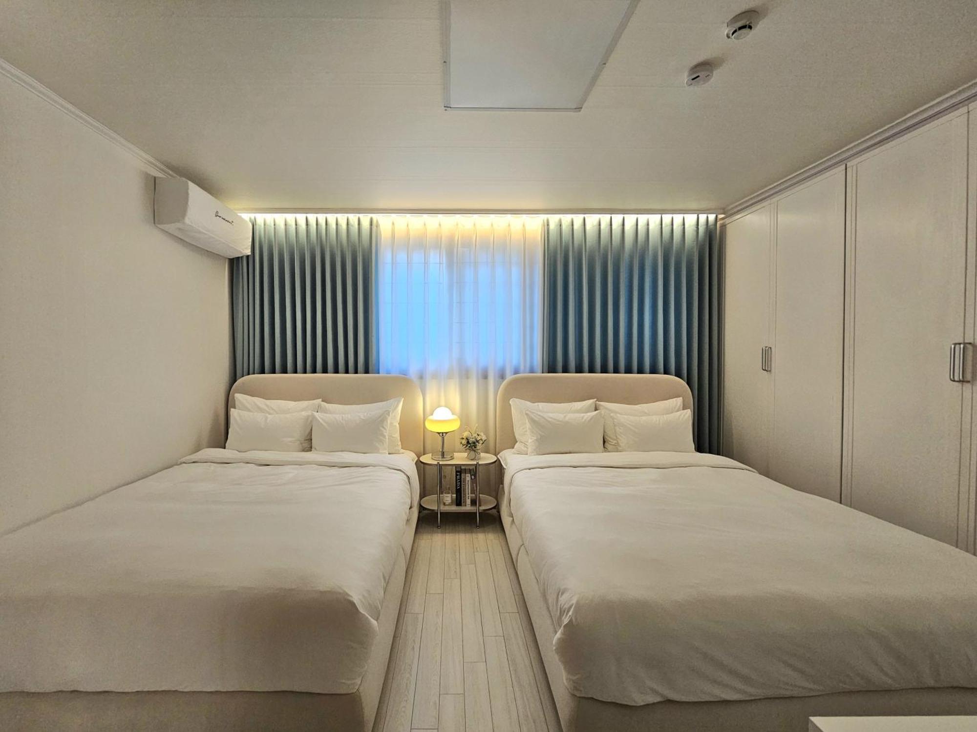 Apartment #new Open Sale#1 Stop To Hongdae Subway#3room 4bed 2bathtoom#cozy Rooftop#free Luggage Keeping#free Parking#close To K-pop Studio#many Restaurants *