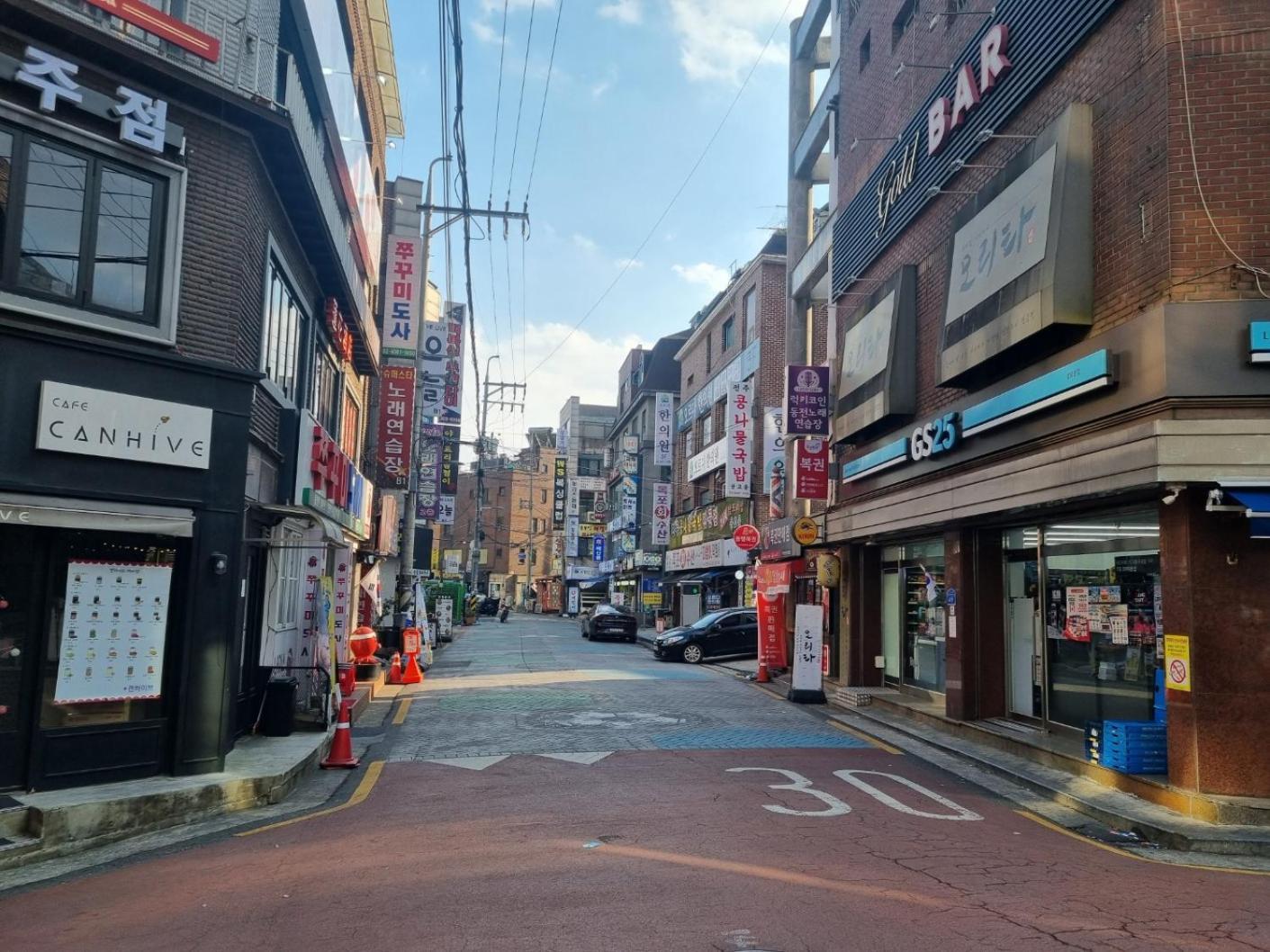 #new Open Sale#1 Stop To Hongdae Subway#3room 4bed 2bathtoom#cozy Rooftop#free Luggage Keeping#free Parking#close To K-pop Studio#many Restaurants Seoul
