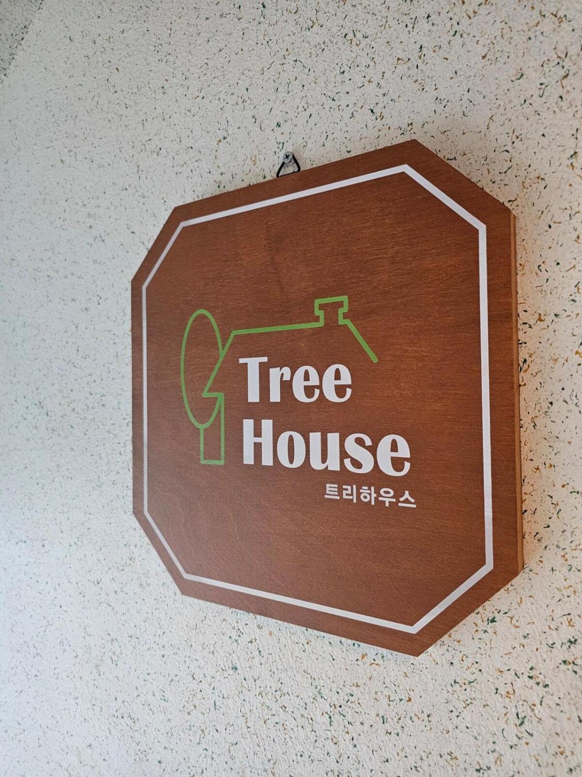 Apartment #new Open Sale#1 Stop To Hongdae Subway#3room 4bed 2bathtoom#cozy Rooftop#free Luggage Keeping#free Parking#close To K-pop Studio#many Restaurants Seoul