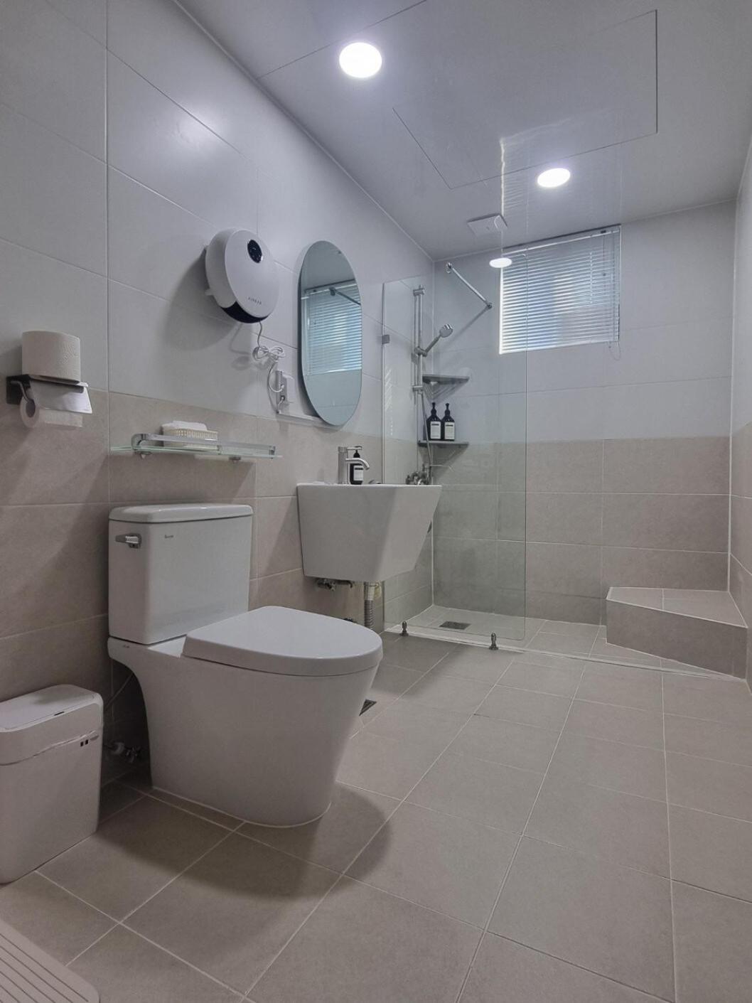 #new Open Sale#1 Stop To Hongdae Subway#3room 4bed 2bathtoom#cozy Rooftop#free Luggage Keeping#free Parking#close To K-pop Studio#many Restaurants Apartment
