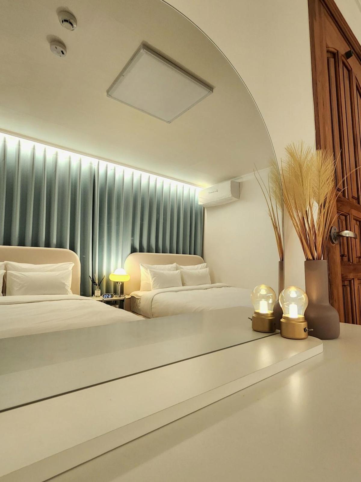 Apartment #new Open Sale#1 Stop To Hongdae Subway#3room 4bed 2bathtoom#cozy Rooftop#free Luggage Keeping#free Parking#close To K-pop Studio#many Restaurants Seoul