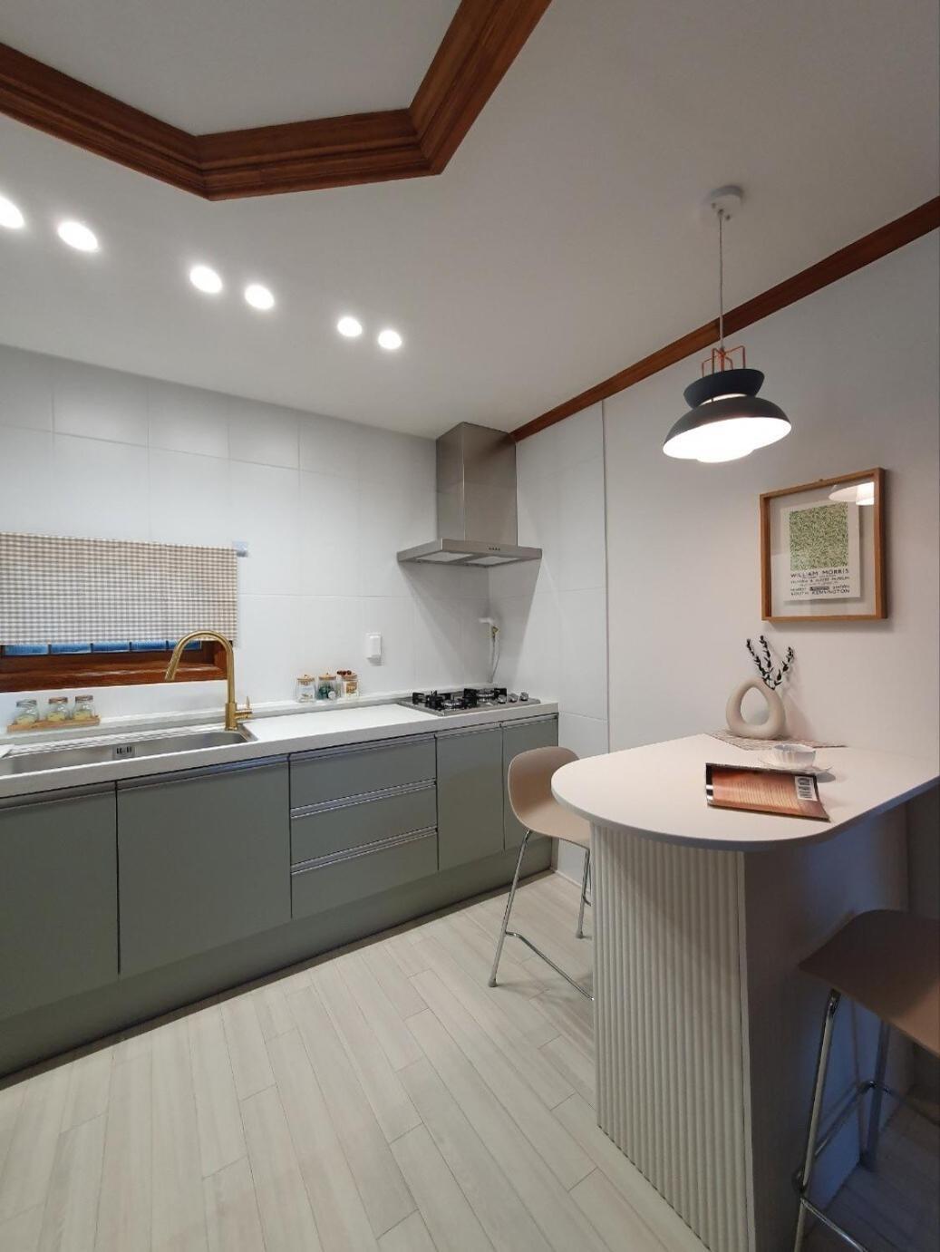 #new Open Sale#1 Stop To Hongdae Subway#3room 4bed 2bathtoom#cozy Rooftop#free Luggage Keeping#free Parking#close To K-pop Studio#many Restaurants Apartment *