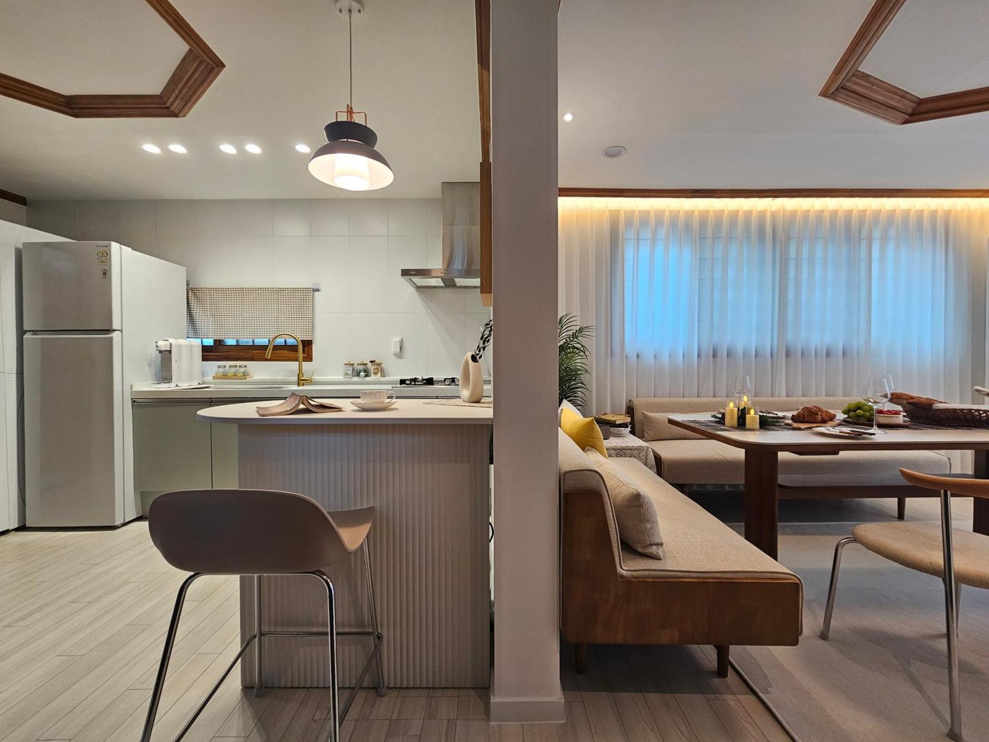 Apartment #new Open Sale#1 Stop To Hongdae Subway#3room 4bed 2bathtoom#cozy Rooftop#free Luggage Keeping#free Parking#close To K-pop Studio#many Restaurants Seoul
