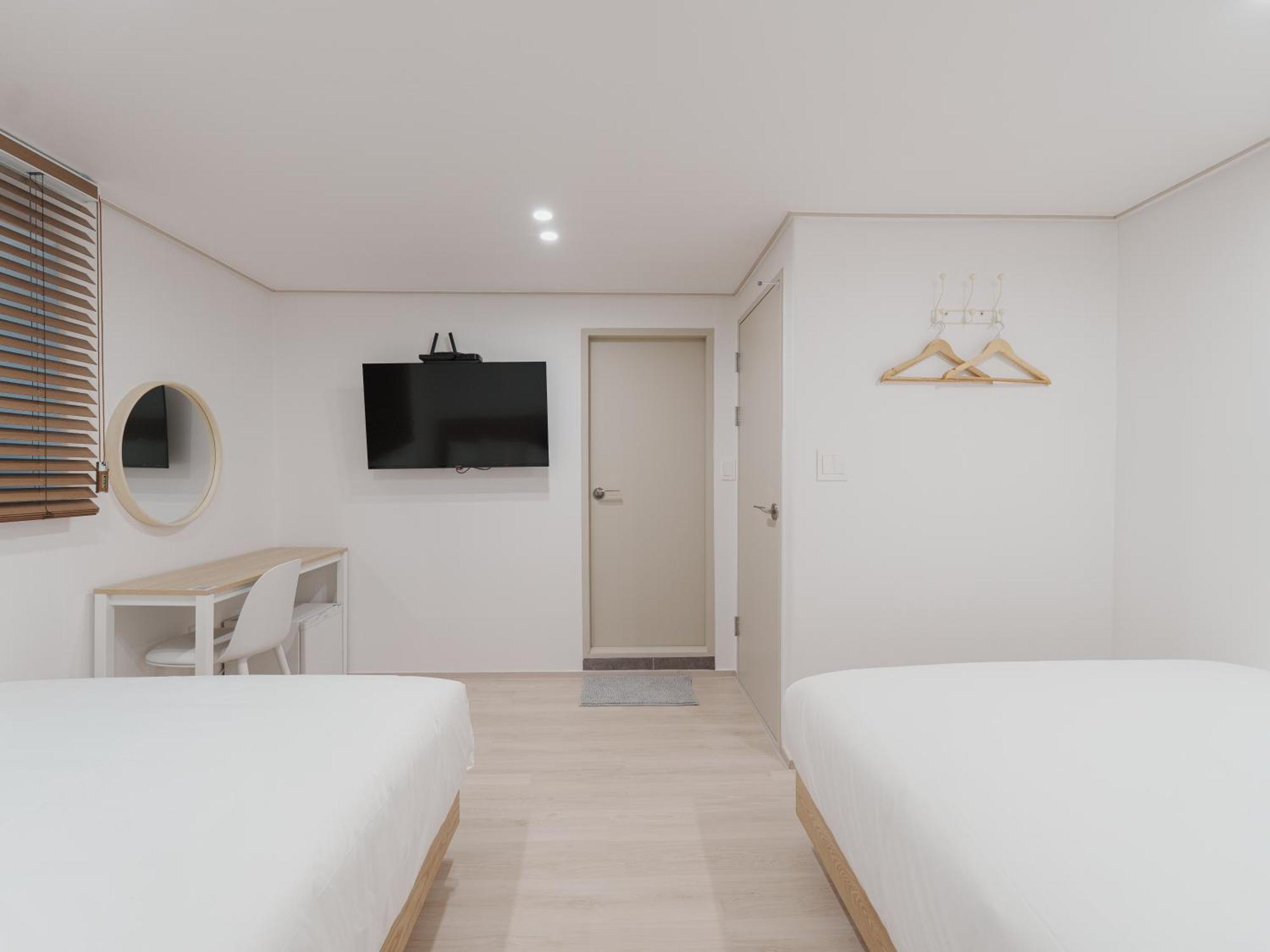 Elly Hotel