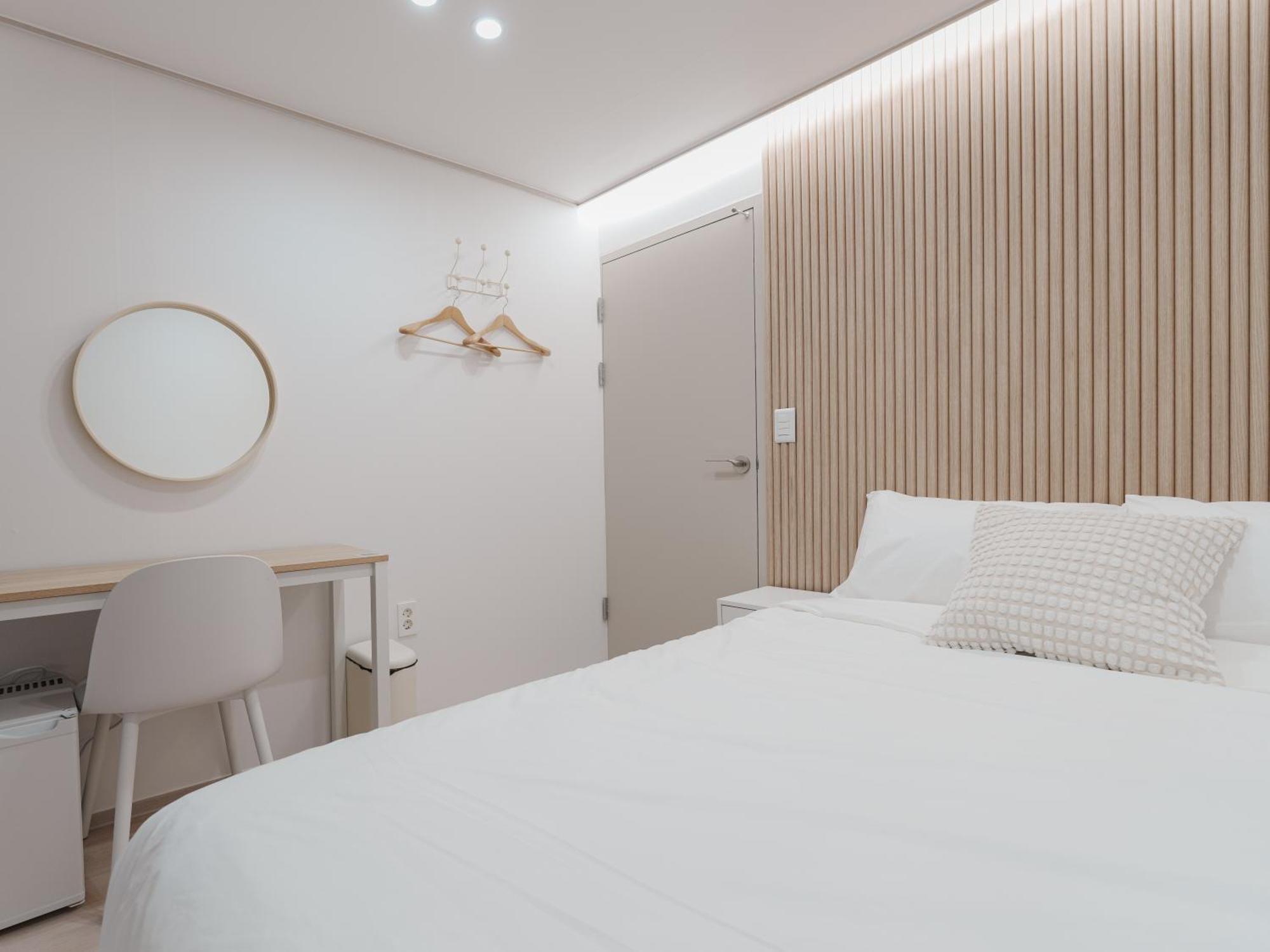 Elly Hotel