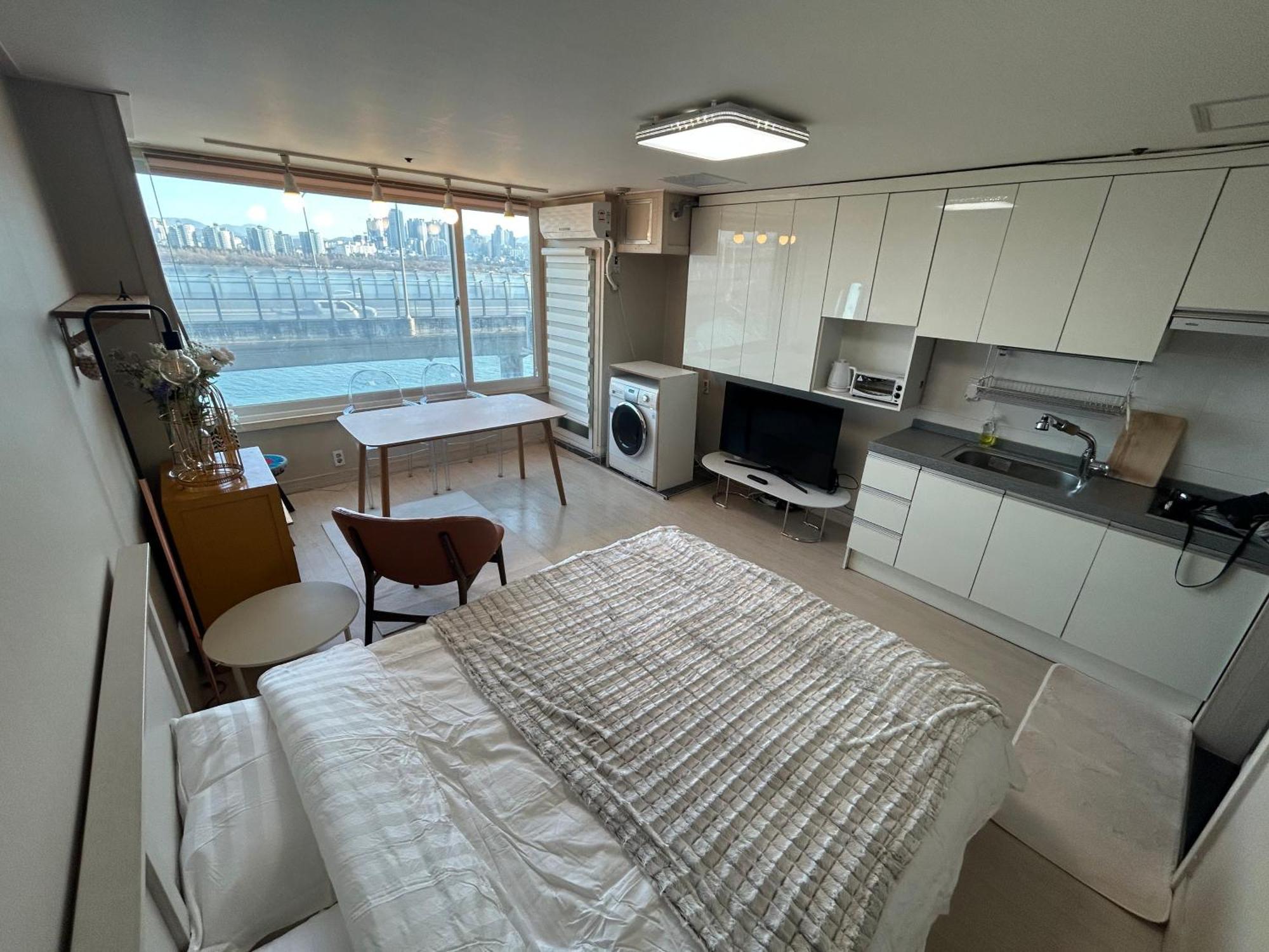 Apartment River View Art