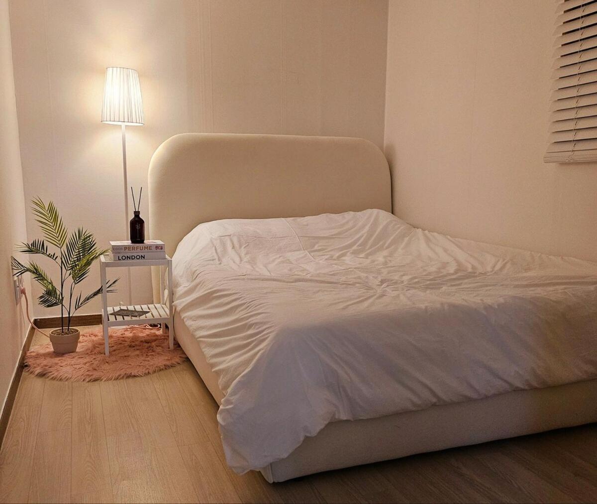 Beautiful House Near Subway Station Apartment