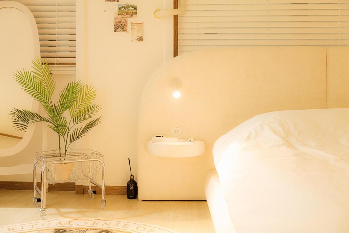 Beautiful House Near Subway Station Apartment