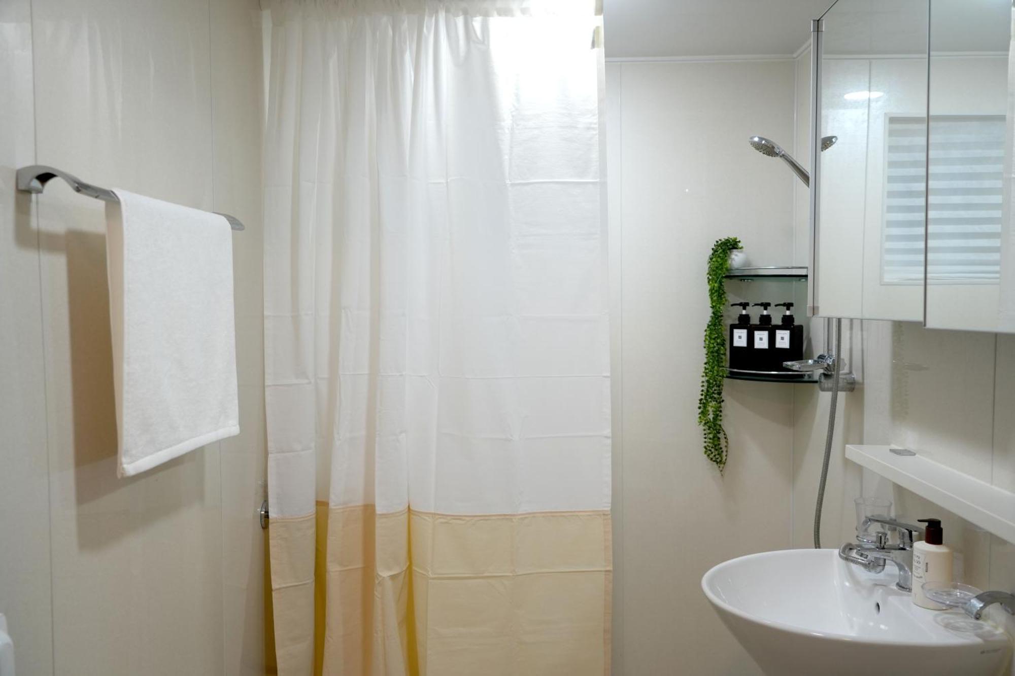 Modern Hanok 6 Minutes Hongik Station 3br 1bt