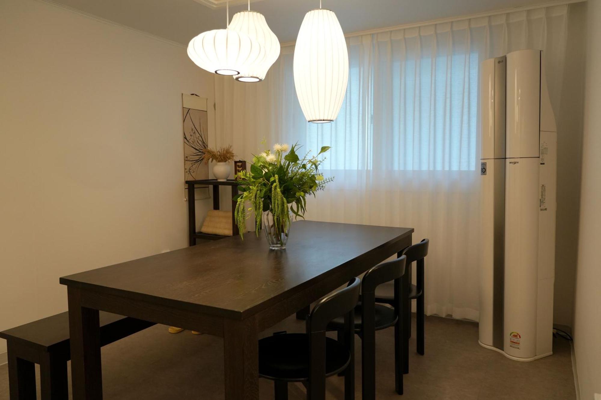 Villa Modern Hanok 6 Minutes Hongik Station 3br 1bt Seoul