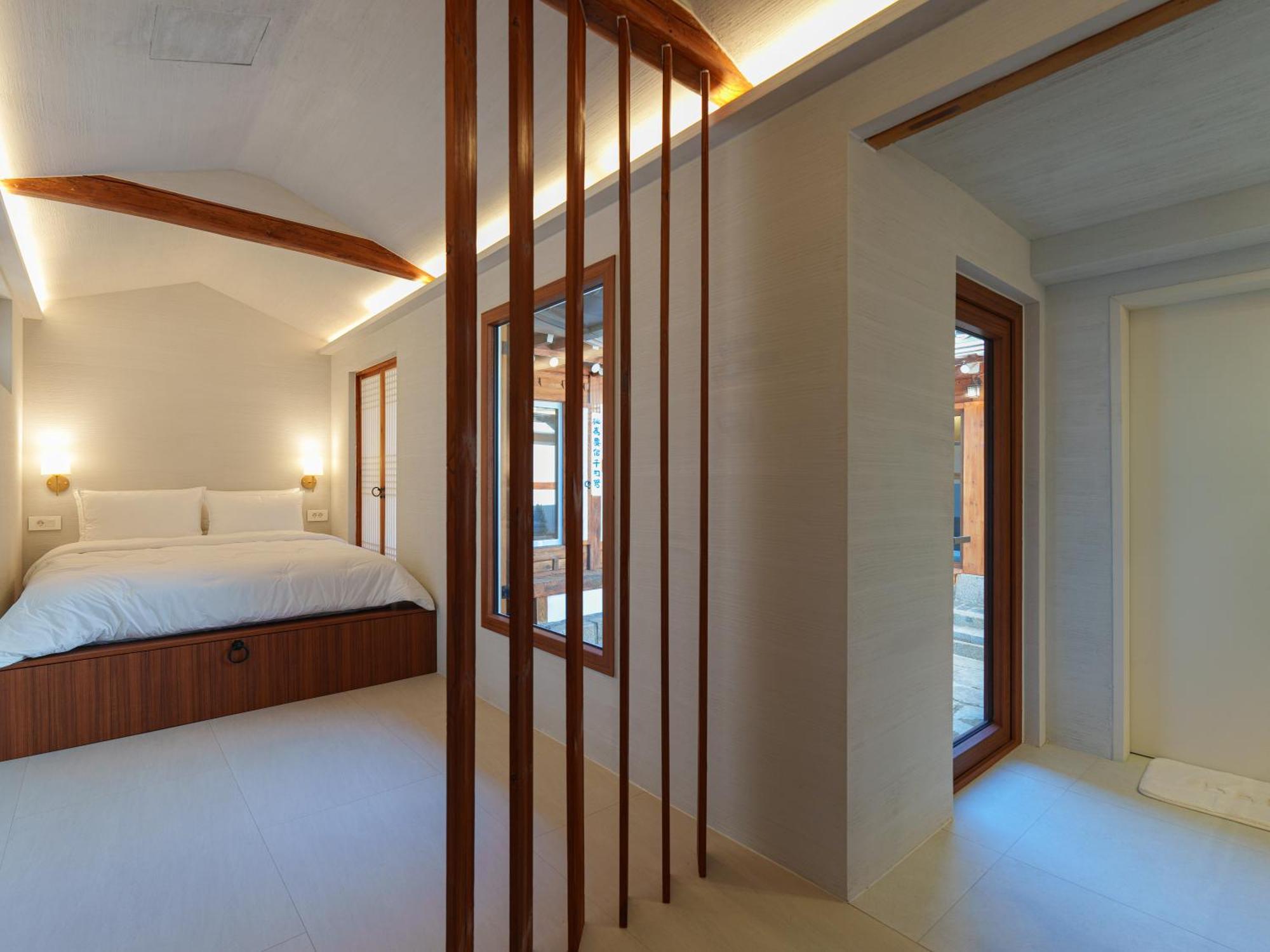 Bukchon Hanok - 'yul Jae' The Access Code Is Sent By Message