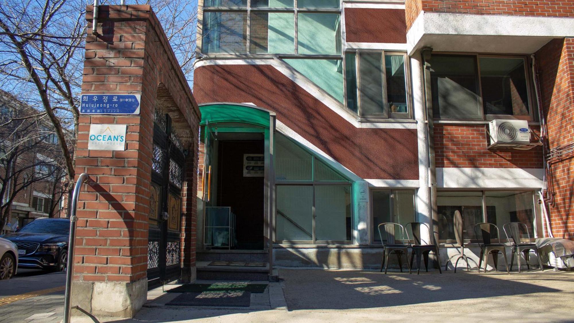 Ocean's - Foreigners Only Hostel Seoul