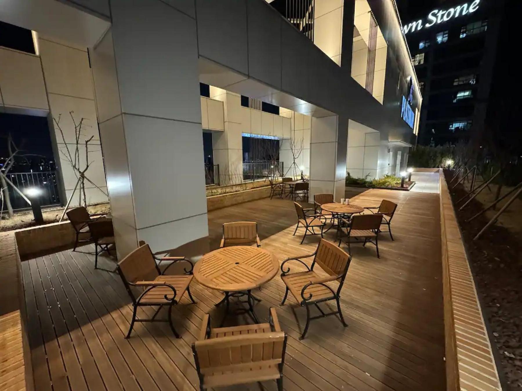 Apartment The Platinum Station - Free Parking, Transportation Hub, Station, Chungjeongro Station, Various Hot Places, High-rise View