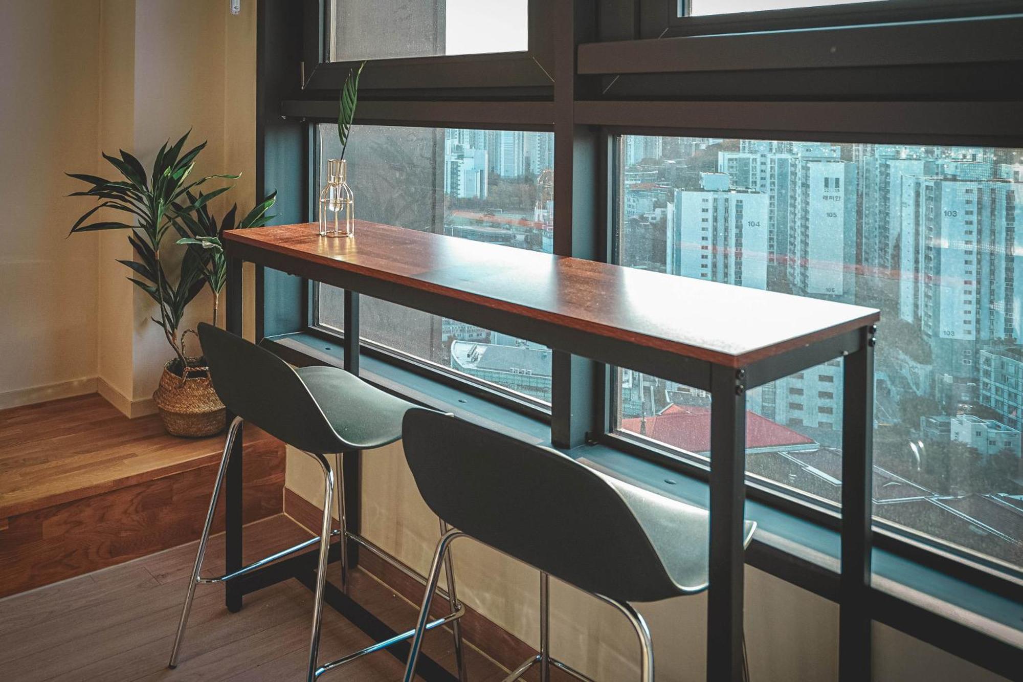 The Platinum Station - Free Parking, Transportation Hub, Station, Chungjeongro Station, Various Hot Places, High-rise View Apartment Seoul