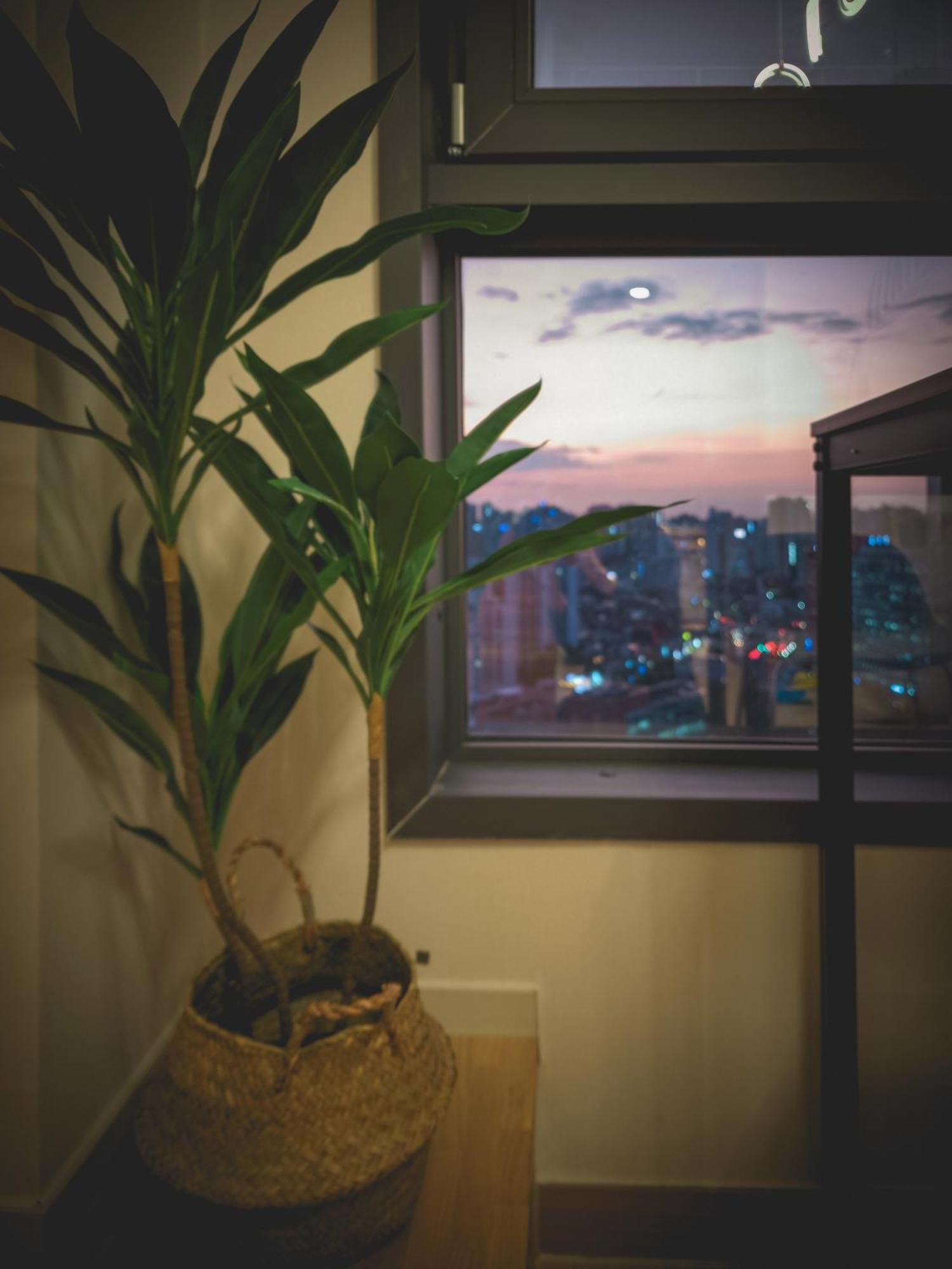 The Platinum Station - Free Parking, Transportation Hub, Station, Chungjeongro Station, Various Hot Places, High-rise View Apartment