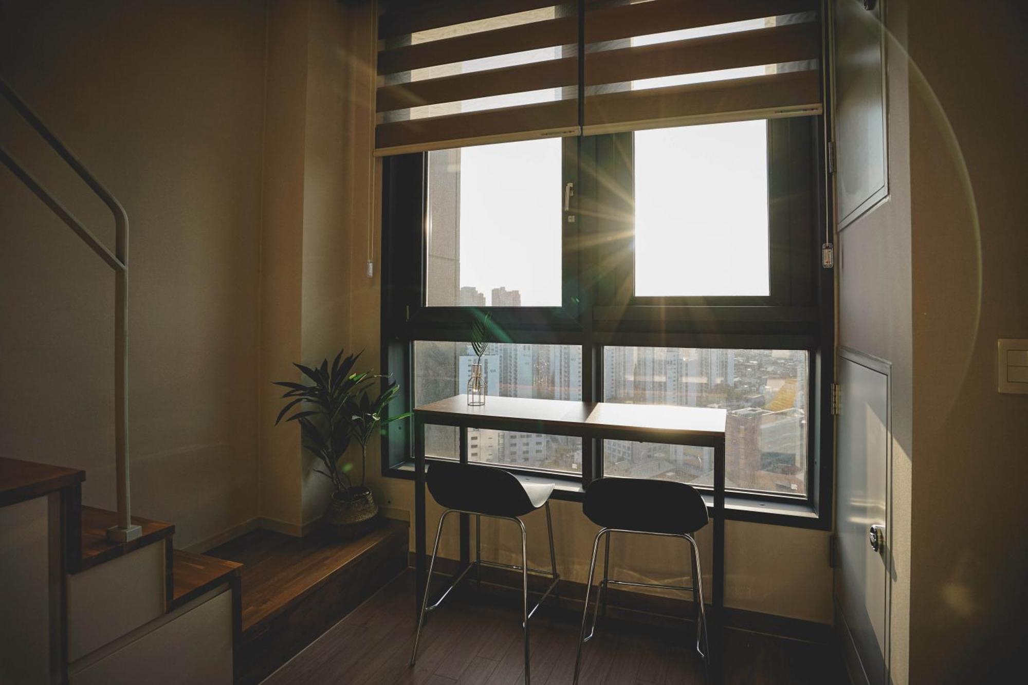 The Platinum Station - Free Parking, Transportation Hub, Station, Chungjeongro Station, Various Hot Places, High-rise View Apartment Seoul