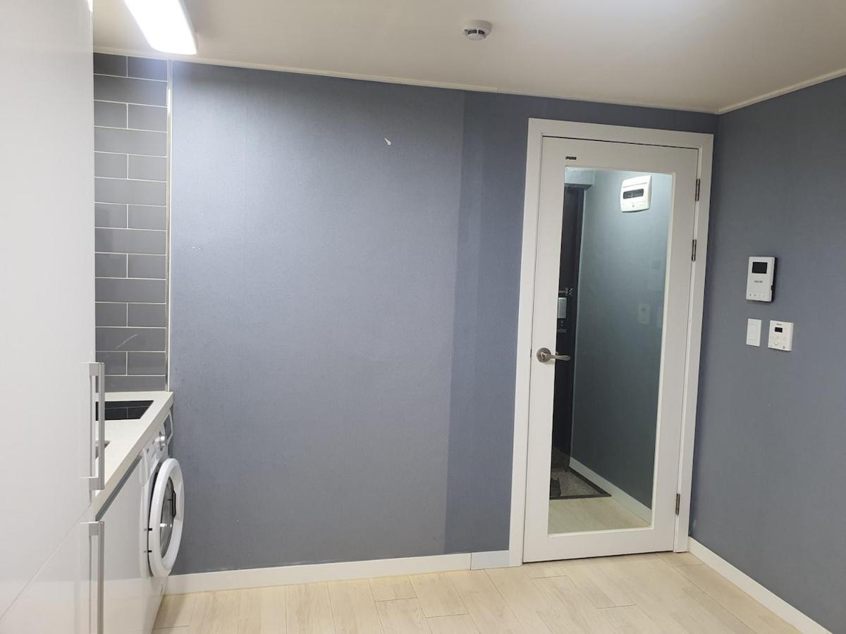 At Soongsil Univ Entrance Station Apartment Seoul