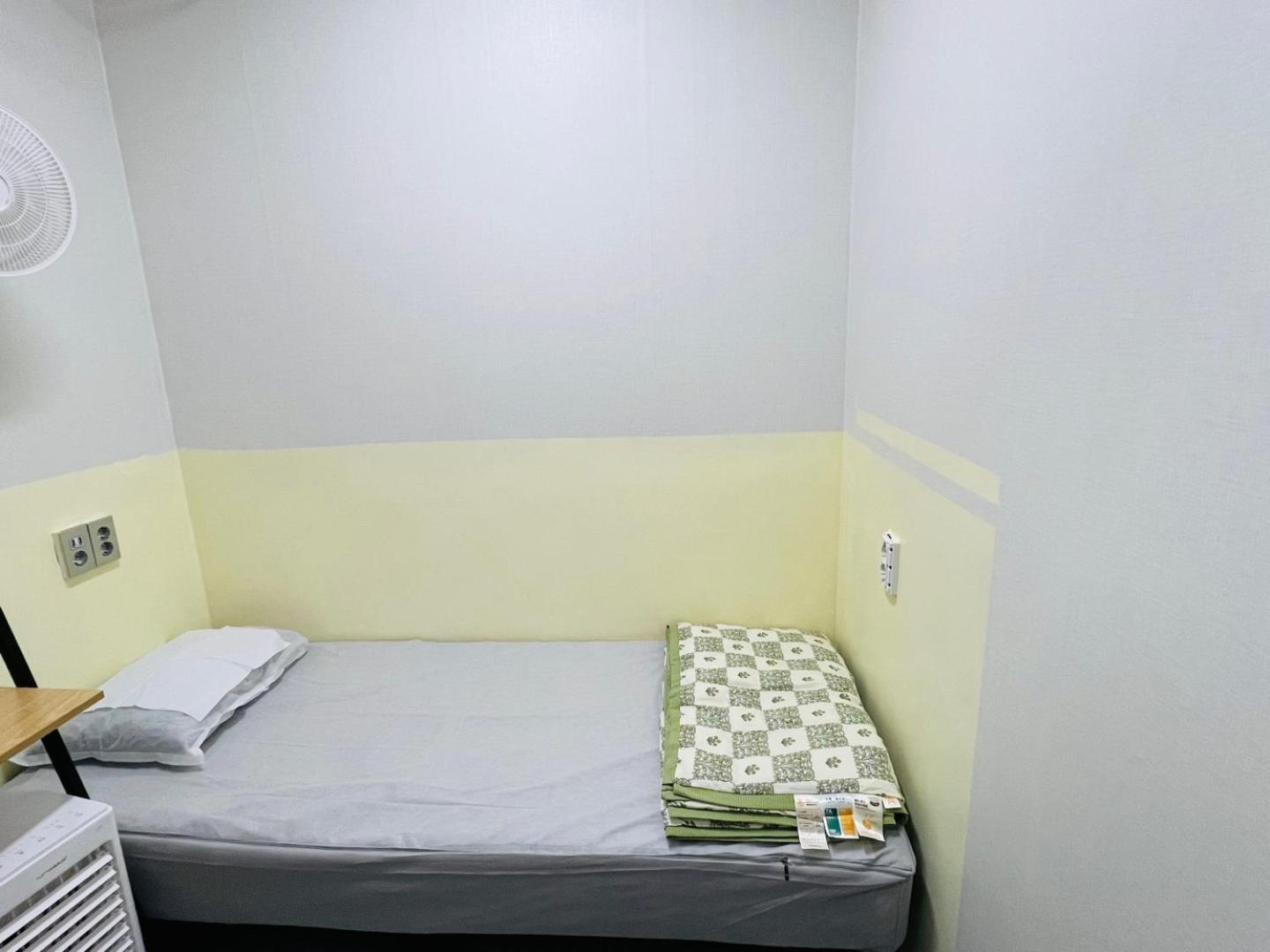 Capsule hotel Sunshinhongdeuni-men Only
