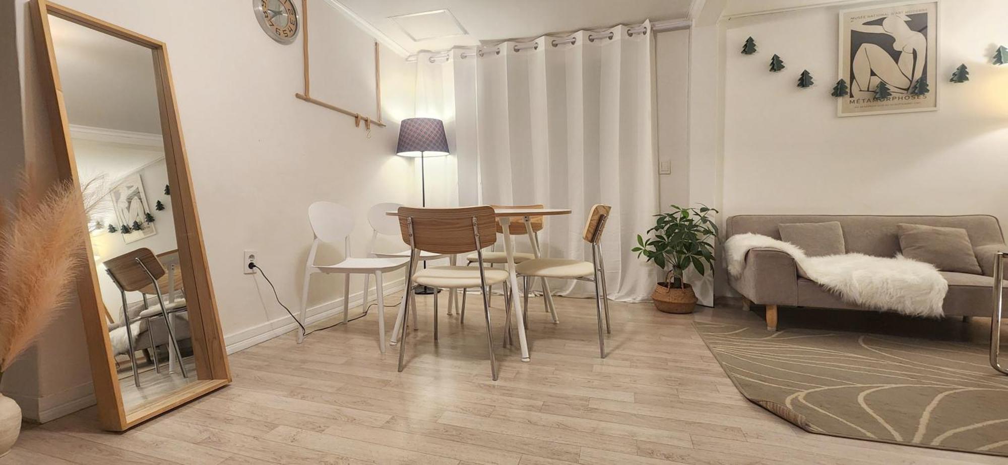 K-17 White Linen House Apartment