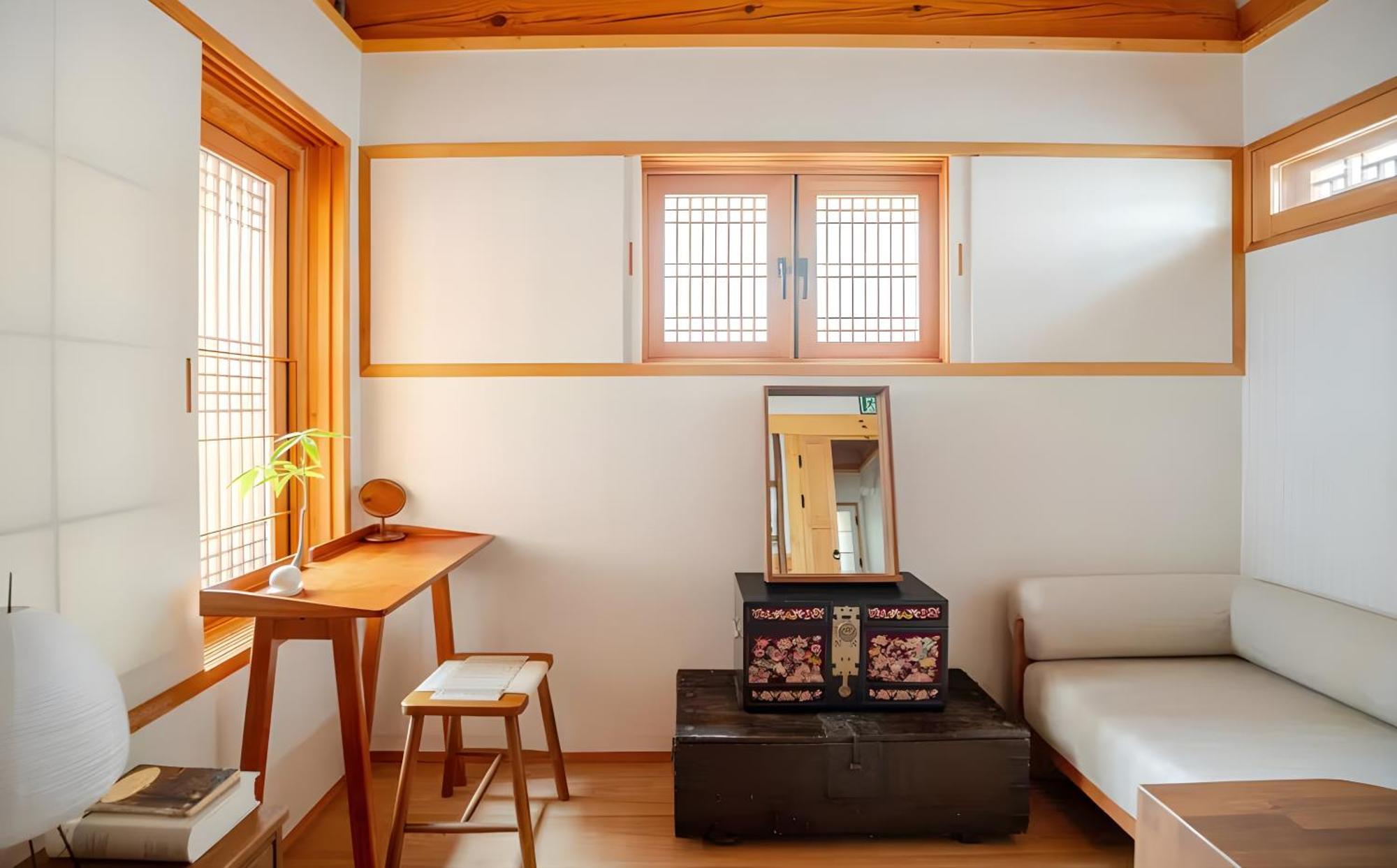 Numaru Two Exclusive Entire Hanoks In Seochon Villa