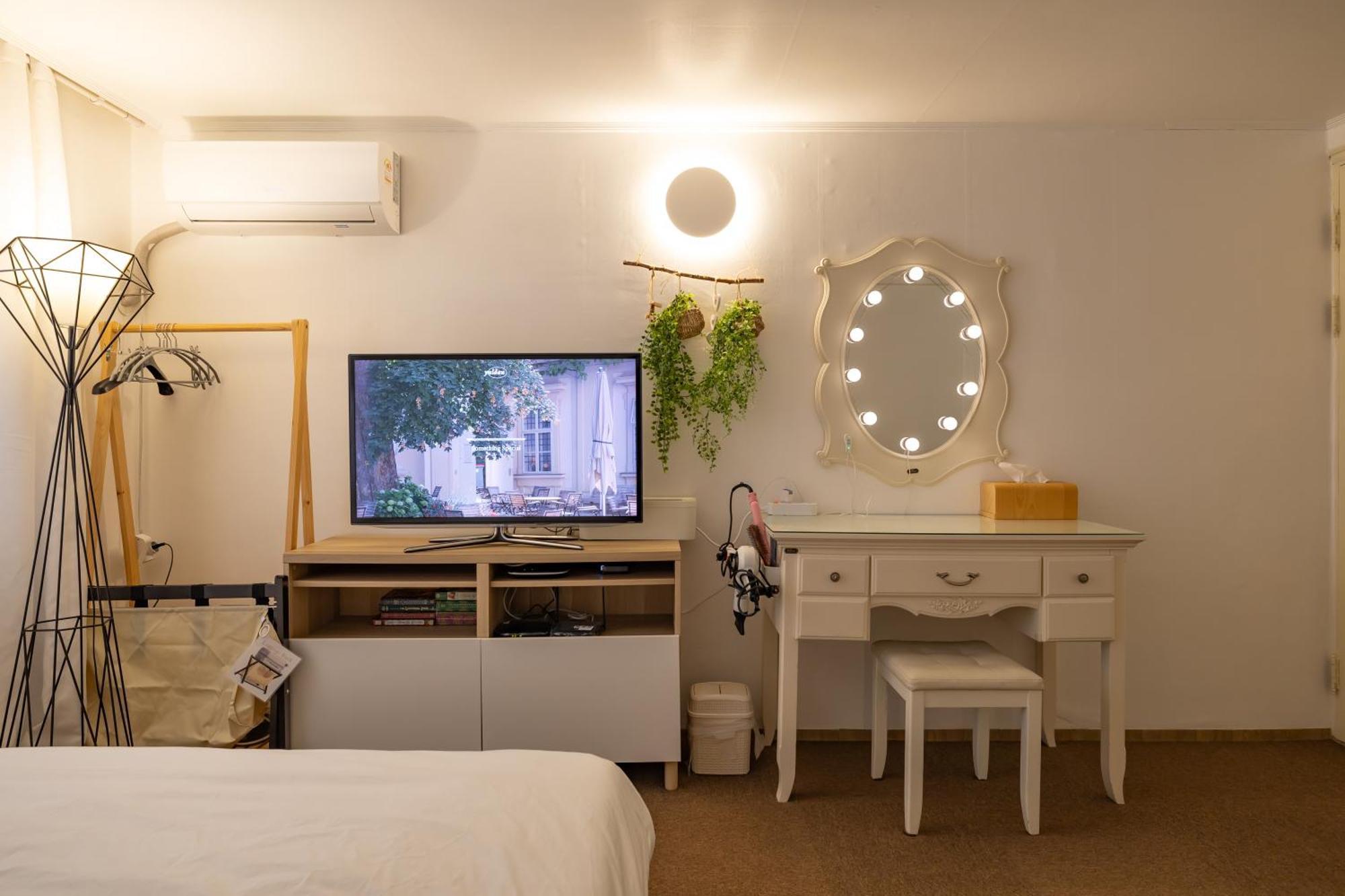 40s Cozy Hongdae Apartment *
