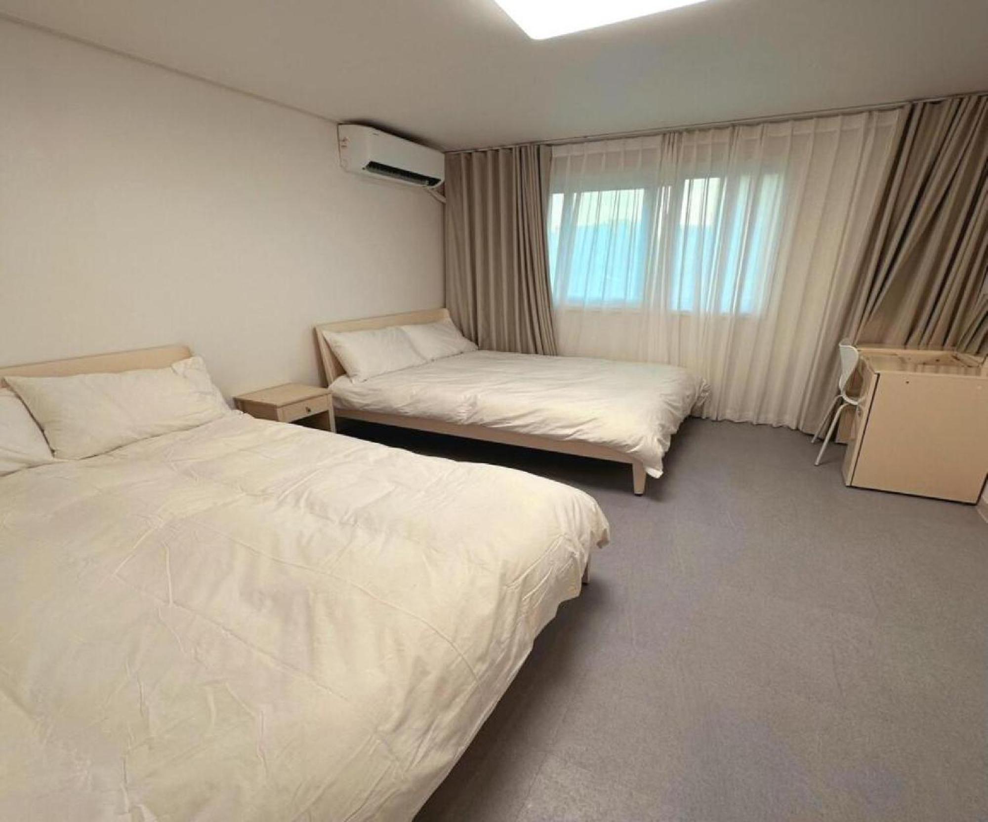 Apartment New Jins House - 5mins To Myeongdong Station, 3 Rooms, Big Living *