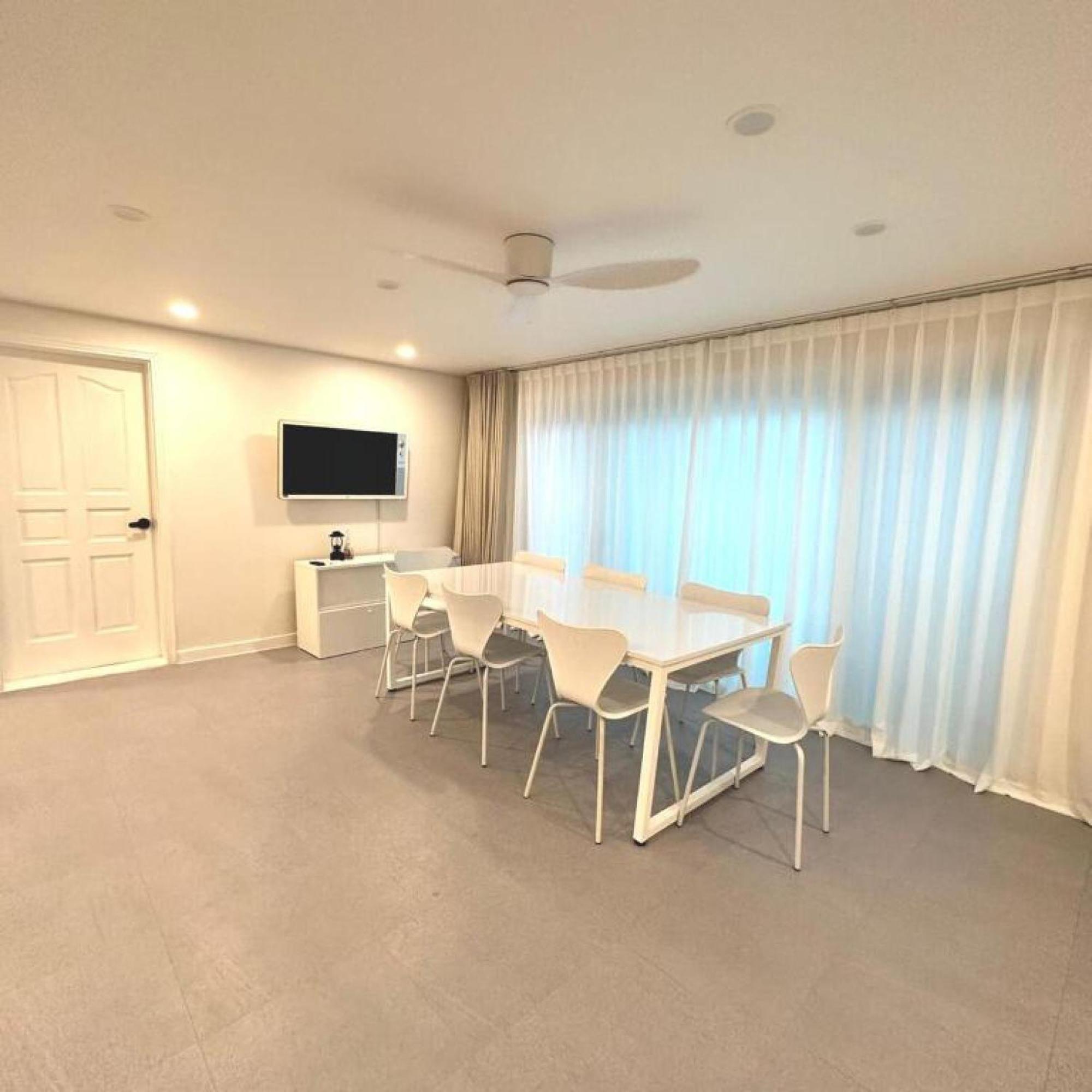 New Jins House - 5mins To Myeongdong Station, 3 Rooms, Big Living Apartment *