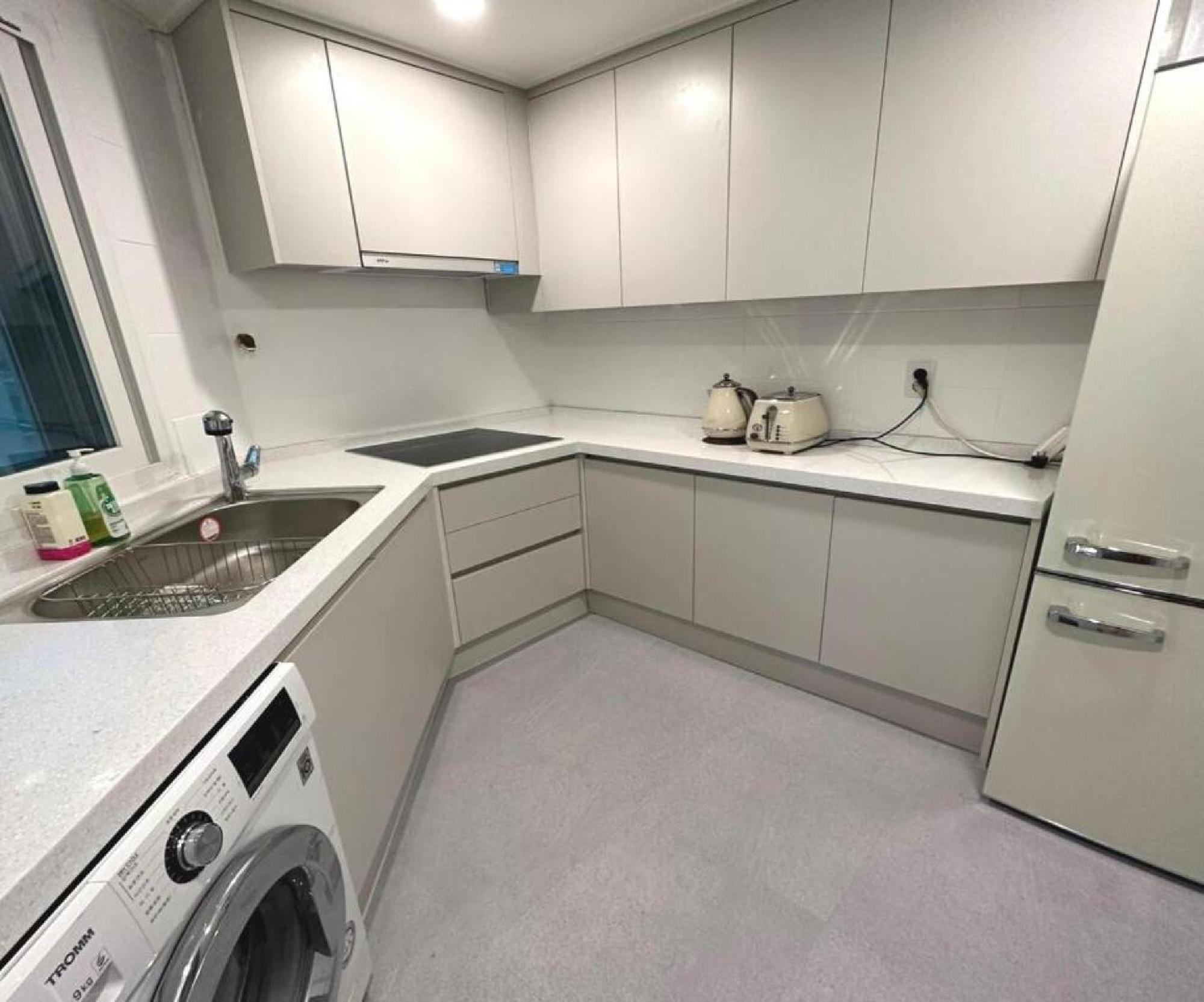 Apartment New Jins House - 5mins To Myeongdong Station, 3 Rooms, Big Living