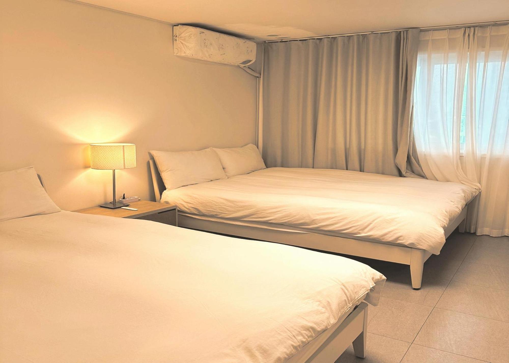 New Jins House - 5mins To Myeongdong Station, 3 Rooms, Big Living *