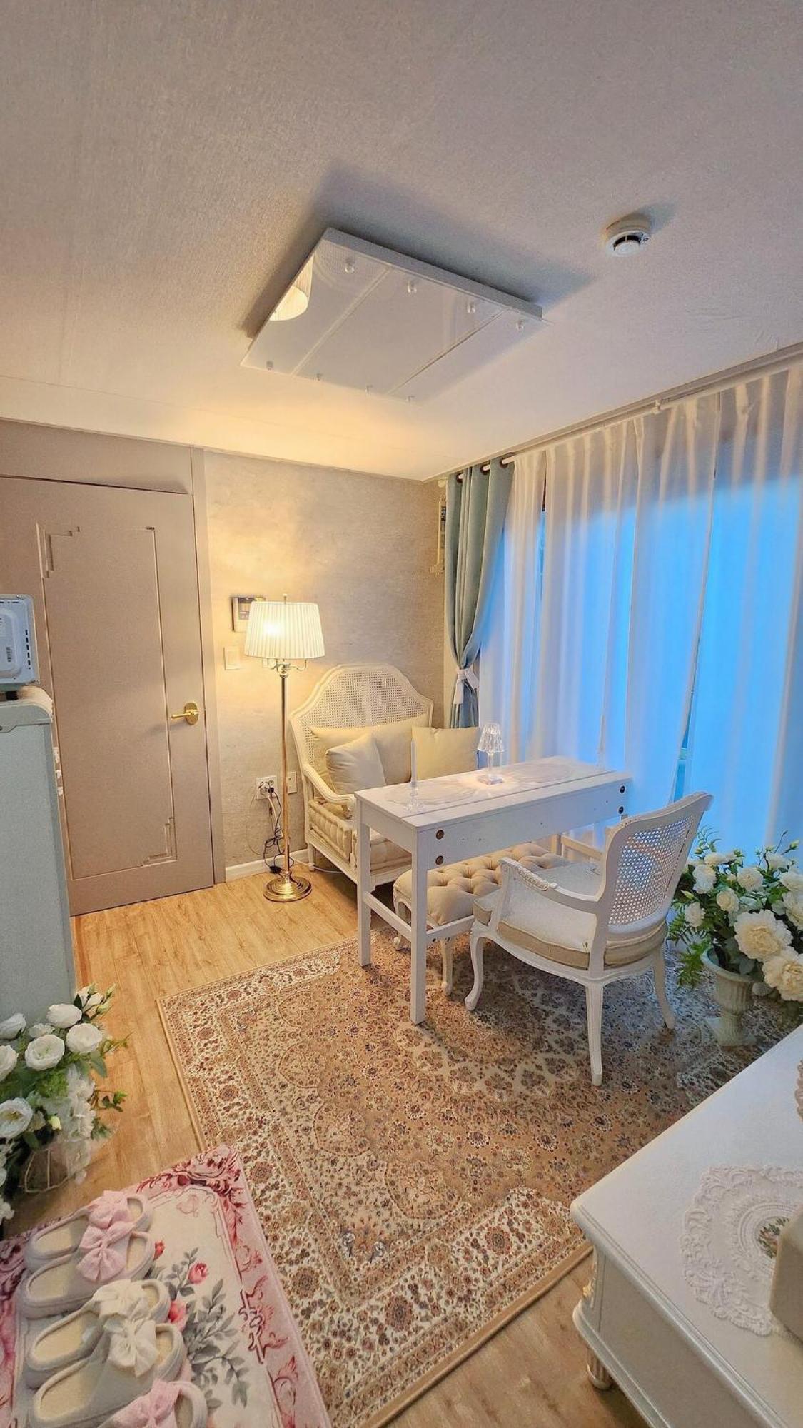 Apartment Arti #5 - Open Special Price - 2 - Pet Friendly - Party - Sillim Station - Danggok Station - Market Adjacent - 3people Seoul