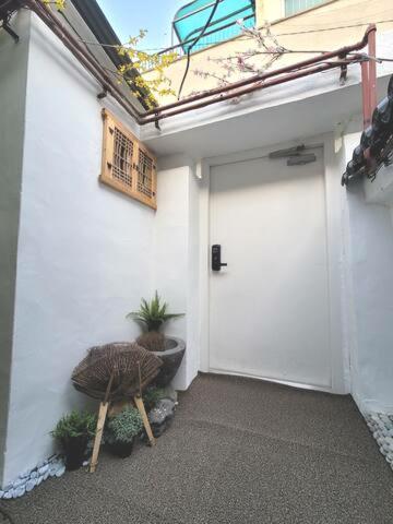 Hanok House Station