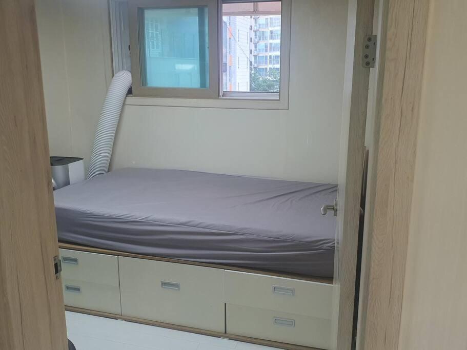Convenient Location 3-person With Living And 2 Bedrooms, 600 Meters From Bogukmun Station, 5 Stops To Snu Bundang Hospital, Close To Korea * Seoul