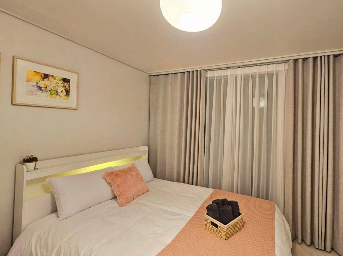 Hongdae 5 Minutes, Sangsu Station 2 Minutes, Maximum 6 People, 3 Queen Beds, Free Luggage Storage Apartment