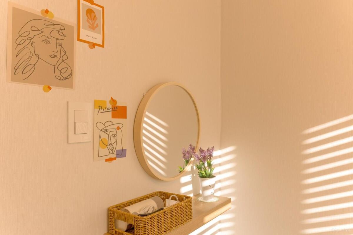 Apartment Hongdae 5 Minutes, Sangsu Station 2 Minutes, Maximum 6 People, 3 Queen Beds, Free Luggage Storage Seoul