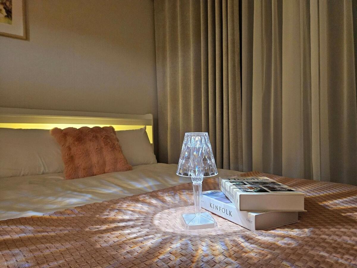 Hongdae 5 Minutes, Sangsu Station 2 Minutes, Maximum 6 People, 3 Queen Beds, Free Luggage Storage Seoul