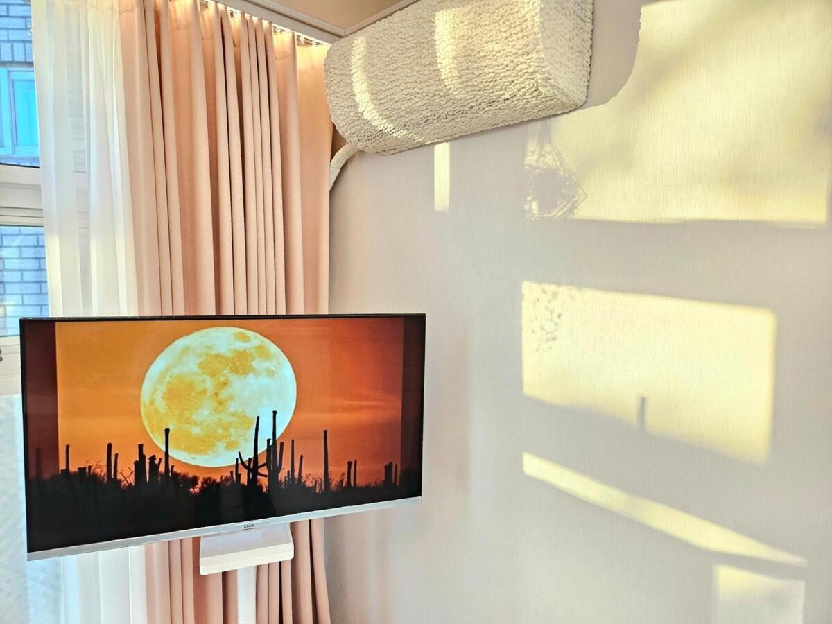 Hongdae 5 Minutes, Sangsu Station 2 Minutes, Maximum 6 People, 3 Queen Beds, Free Luggage Storage Apartment