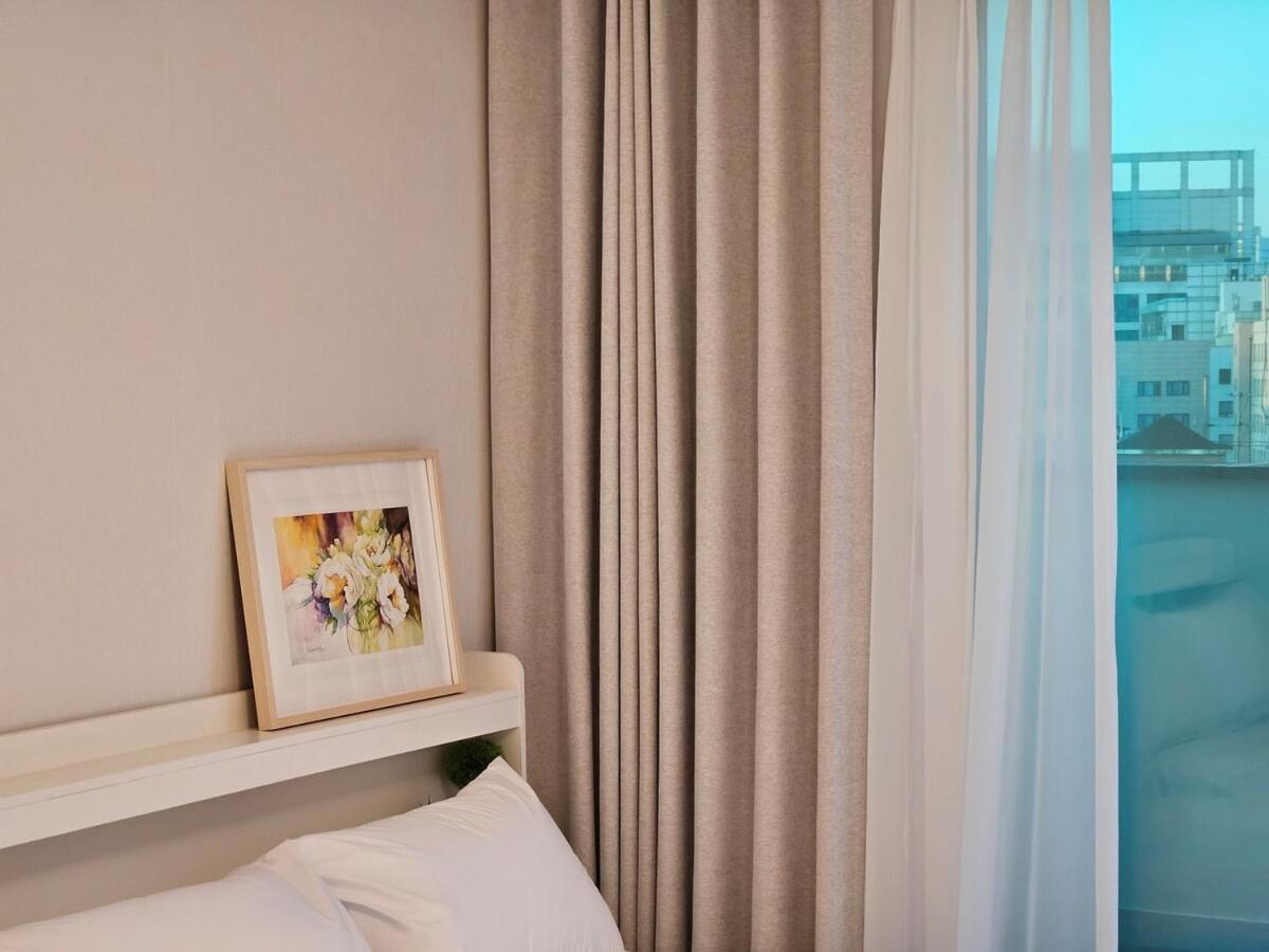 Hongdae 5 Minutes, Sangsu Station 2 Minutes, Maximum 6 People, 3 Queen Beds, Free Luggage Storage *