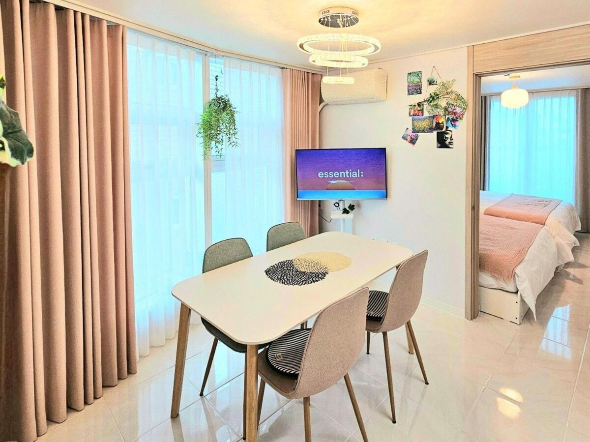 Hongdae 5 Minutes, Sangsu Station 2 Minutes, Maximum 6 People, 3 Queen Beds, Free Luggage Storage Apartment