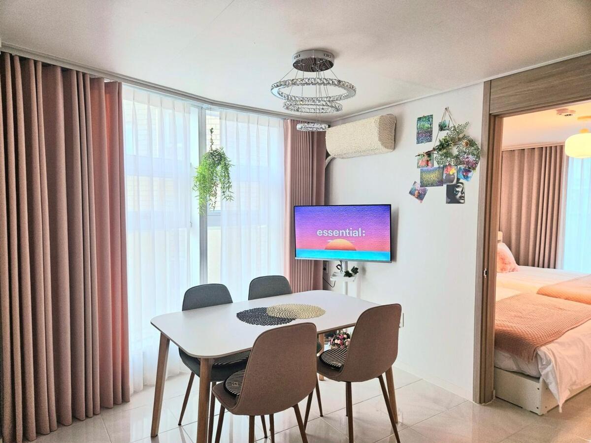 Hongdae 5 Minutes, Sangsu Station 2 Minutes, Maximum 6 People, 3 Queen Beds, Free Luggage Storage *