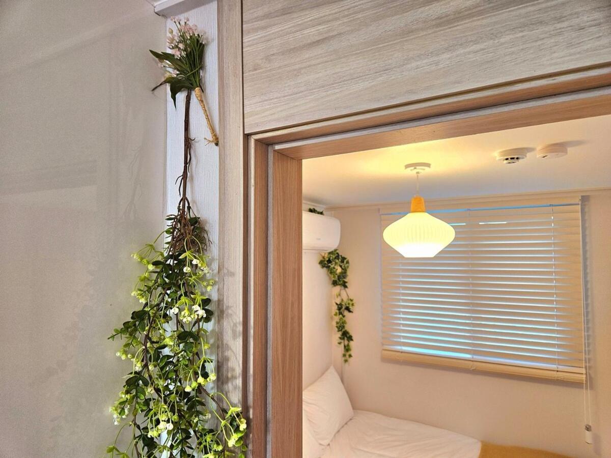 Hongdae 5 Minutes, Sangsu Station 2 Minutes, Maximum 6 People, 3 Queen Beds, Free Luggage Storage