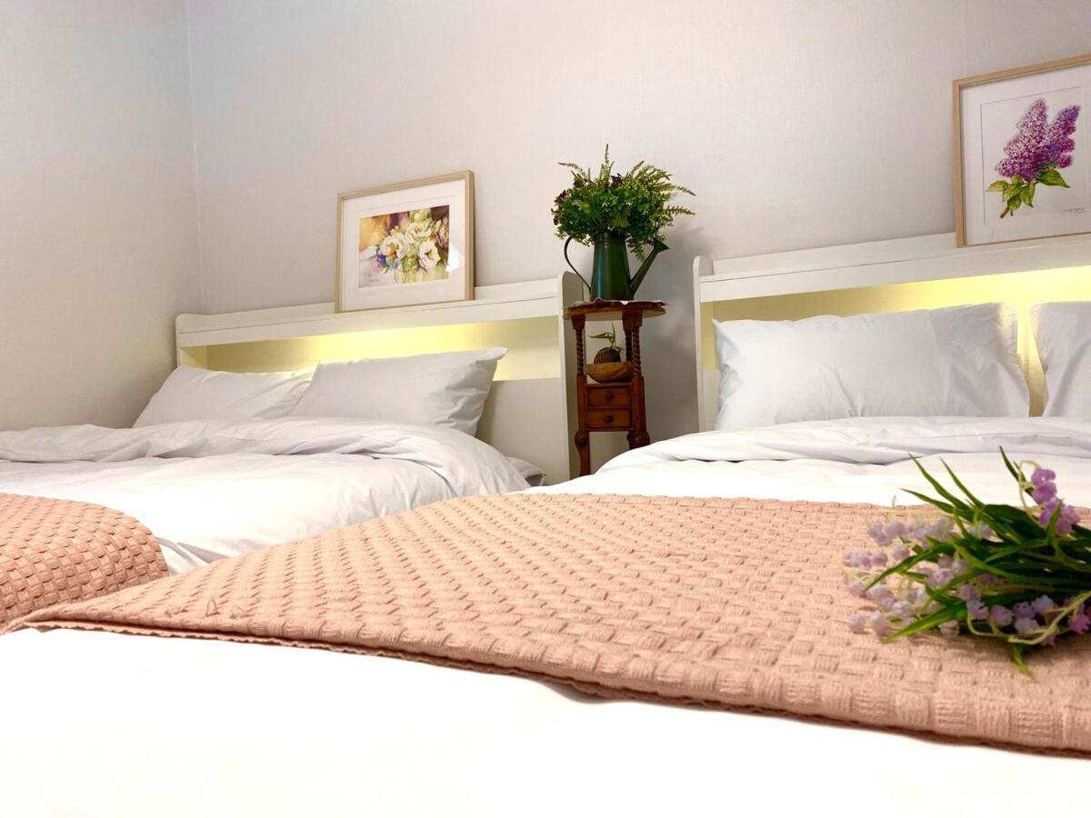 Hongdae 5 Minutes, Sangsu Station 2 Minutes, Maximum 6 People, 3 Queen Beds, Free Luggage Storage Apartment Seoul