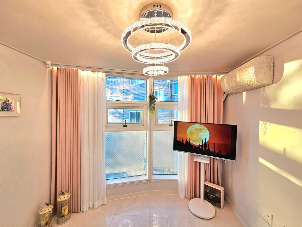 Hongdae 5 Minutes, Sangsu Station 2 Minutes, Maximum 6 People, 3 Queen Beds, Free Luggage Storage
