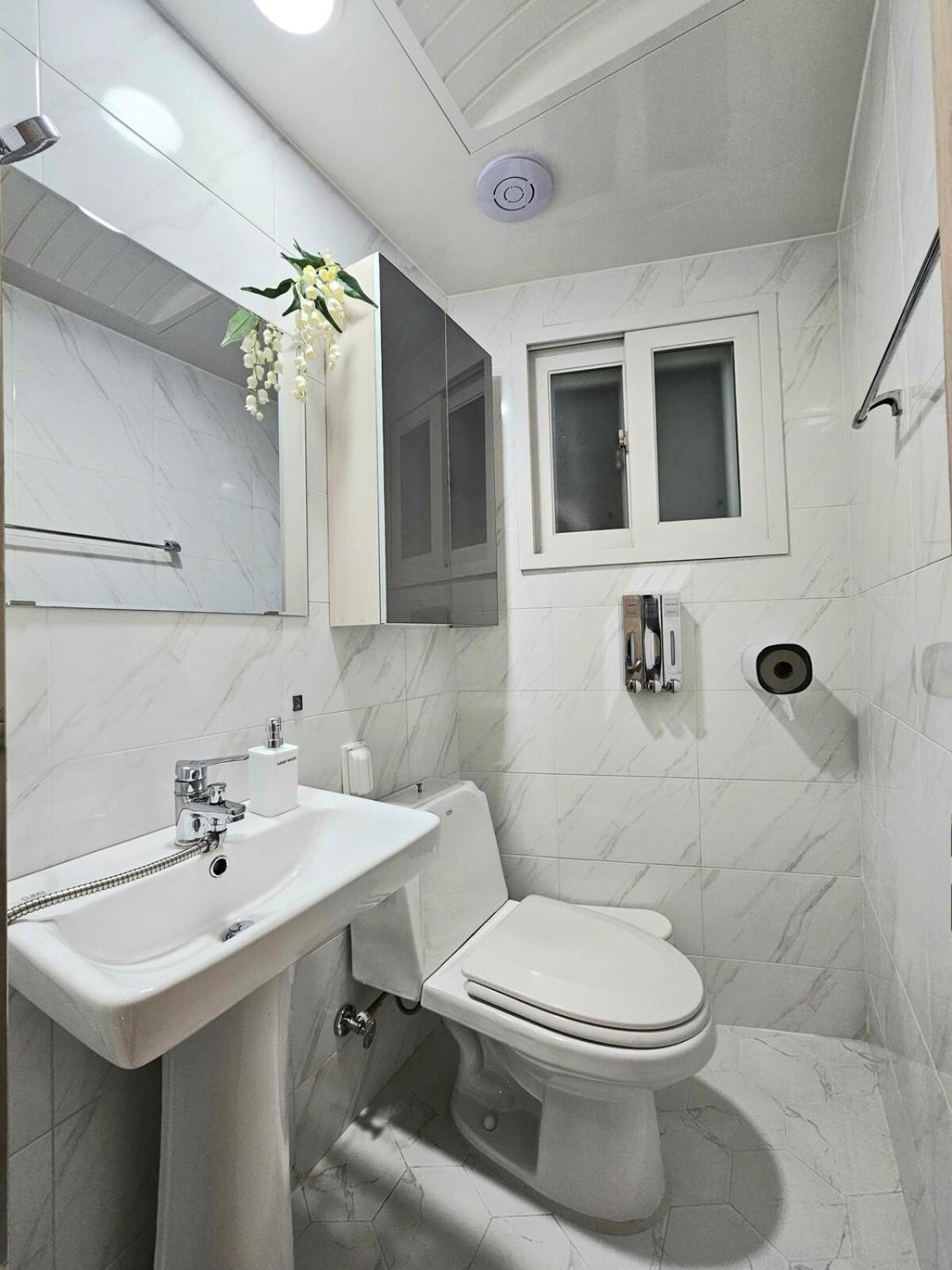 Hongdae 5 Minutes, Sangsu Station 2 Minutes, Maximum 6 People, 3 Queen Beds, Free Luggage Storage Apartment