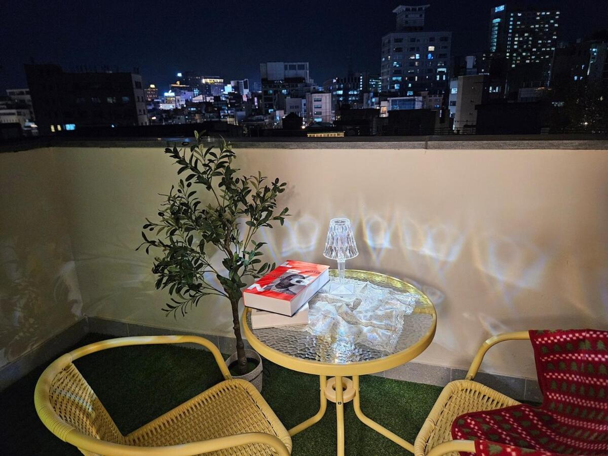 Hongdae 5 Minutes, Sangsu Station 2 Minutes, Maximum 6 People, 3 Queen Beds, Free Luggage Storage Seoul
