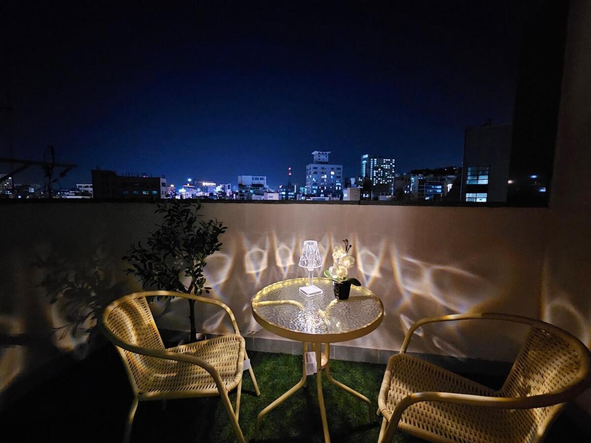 Hongdae 5 Minutes, Sangsu Station 2 Minutes, Maximum 6 People, 3 Queen Beds, Free Luggage Storage Apartment