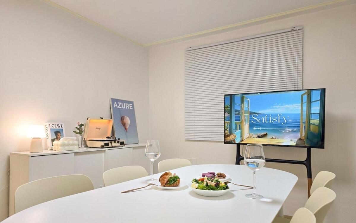 #family Friends Up To 7 People #beamprojector #hongdae, Gangnam, Jamsil 30 Minutes#luggagestorage Service *