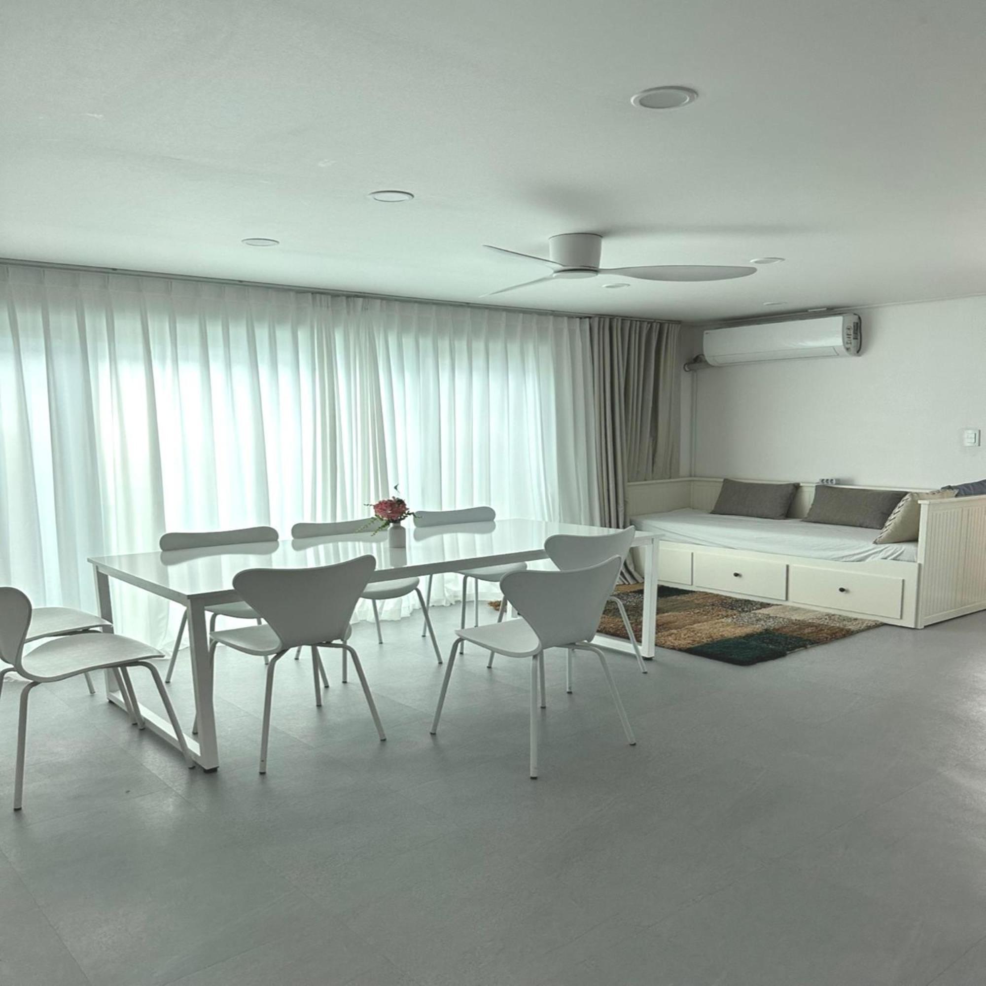 Apartment New Jins House - 5mins To Myeongdong Station, 3 Rooms, Big Living