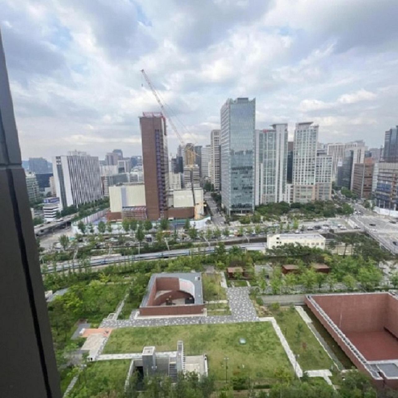 The Platinum Station - Free Parking, Transportation Hub, Station, Chungjeongro Station, Various Hot Places, High-rise View Apartment Seoul
