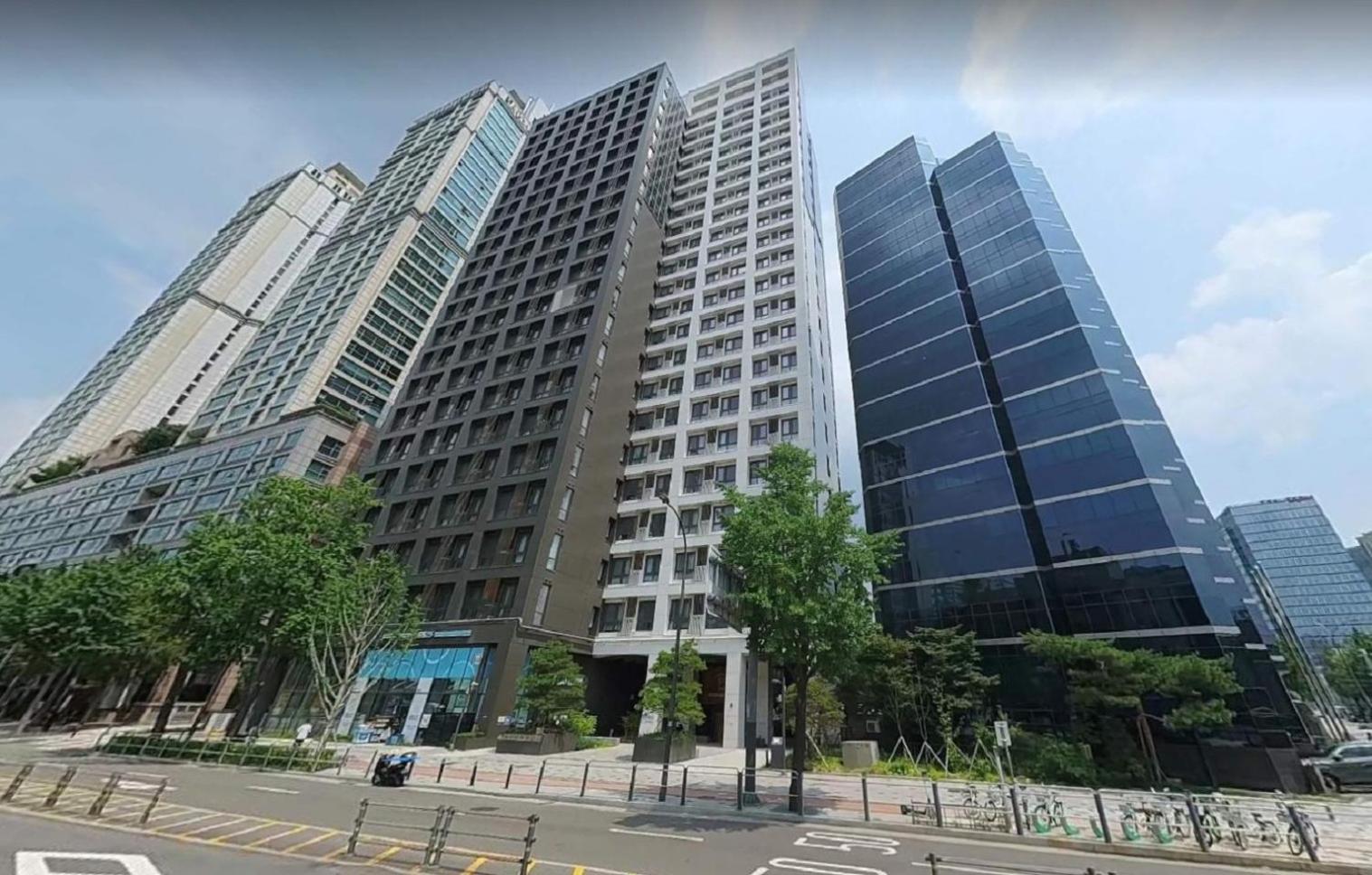 The Platinum Station - Free Parking, Transportation Hub, Station, Chungjeongro Station, Various Hot Places, High-rise View Apartment