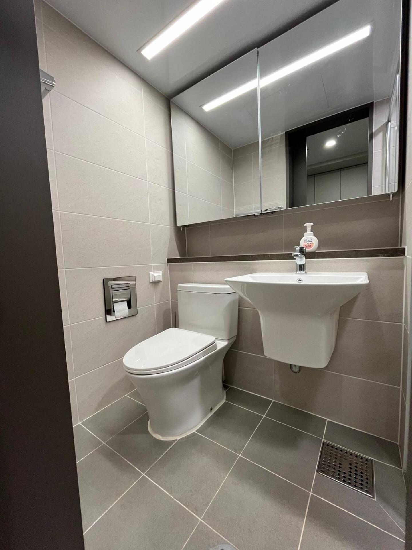 The Platinum Station - Free Parking, Transportation Hub, Station, Chungjeongro Station, Various Hot Places, High-rise View Apartment *